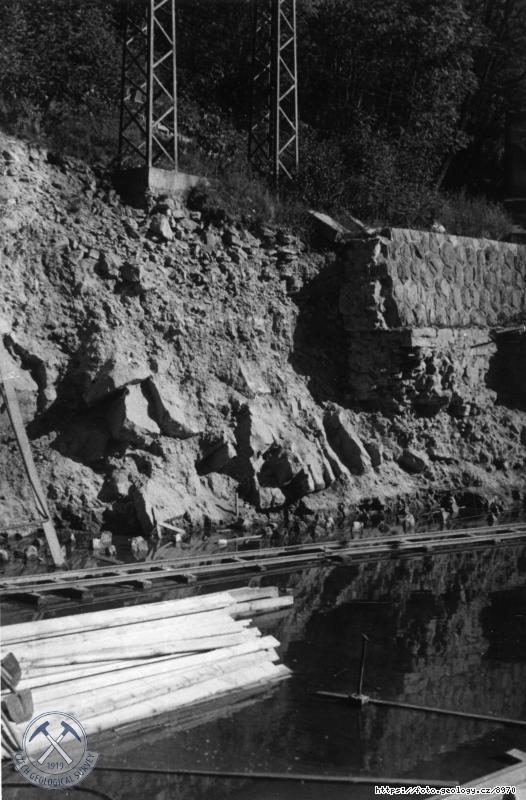Fotografie : Lev� bok nad v�va�i�t�m �doln� p�ehrady ohro�en� sesuvem, celkov� pohled z dola., B�l� T�eme�n�