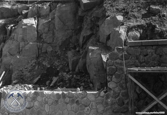Fotografie : Sesuv nad vvarem labsk doln pehrady, melafyrov skaln bloky na skluznch plochch jsou podchycovny oprnou zd. Viz popis inv..316, Bl Temen