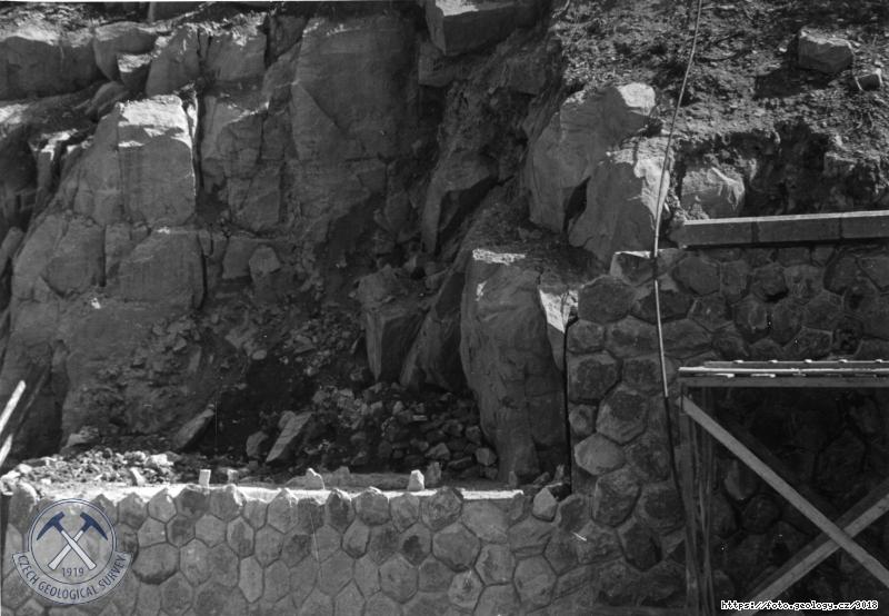 Fotografie : Sesuv nad v�varem labsk� �doln� p�ehrady, melafyrov� skaln� bloky na skluzn�ch ploch�ch jsou podchycov�ny op�rnou zd�. Viz popis inv.�.316, B�l� T�eme�n�