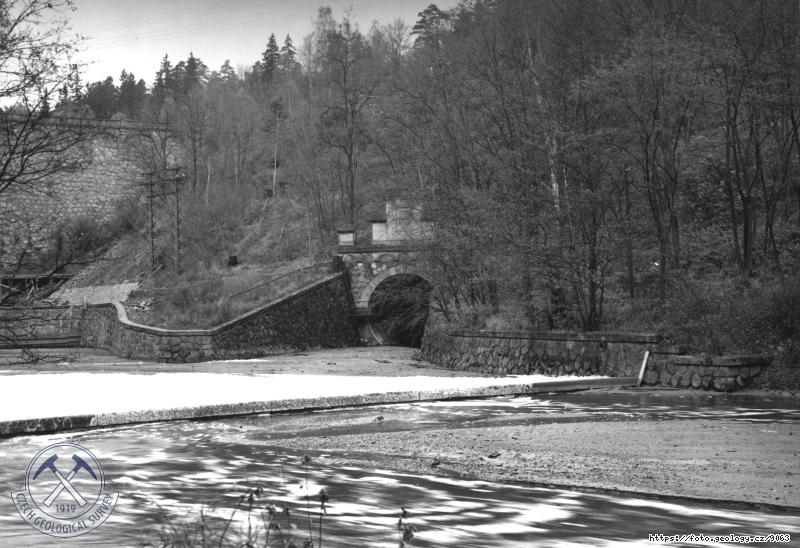 Fotografie : Sedimenty naplaven� levob�e�n�m obtokov�m tunelem za velik�ho p�evodn�n� v b�eznu 1955 (viz popis inv.�.4011)., B�l� T�eme�n�