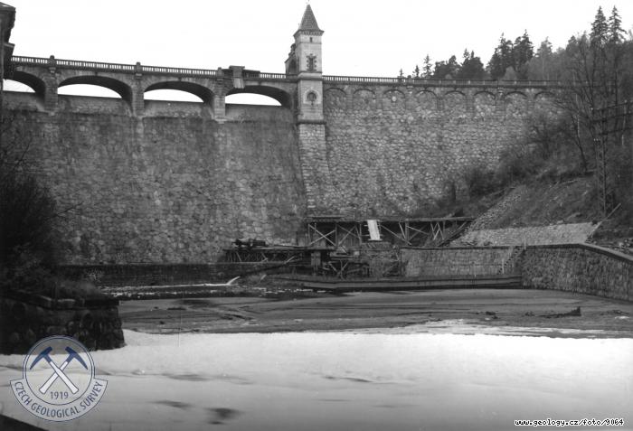 Fotografie : Sedimenty naplaven pod hrznm tlesem bhem velkho pevodnn v beznu 1955 (viz popis inv..4010-12)., Bl Temen