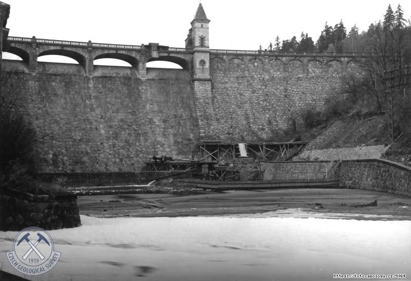 Fotografie : Sedimenty naplaven� pod hr�zn�m t�lesem b�hem velk�ho p�evodn�n� v b�eznu 1955 (viz popis inv.�.4010-12)., B�l� T�eme�n�