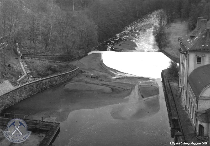Fotografie : Sedimenty naplaven� pod hr�z za p�evodn�n� v b�eznu 1955 - pohled na v�var a �e�i�t� pod n�m z koruny hr�ze., B�l� T�eme�n�