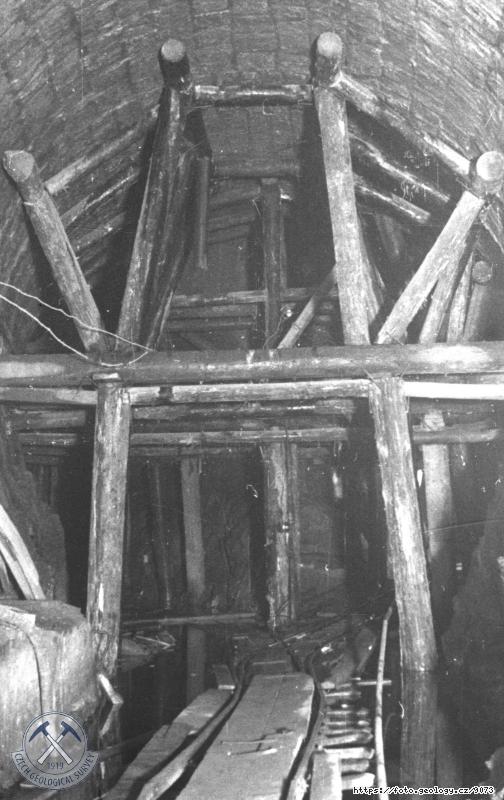 Fotografie : Slo�it� v�d�eva pot�ebn� k rekonstruk�n�m prac�m lev�ho odtokov�ho tunelu v m�st� styku tunelu p�epadov�ho s v�pustn�m., B�l� T�eme�n�