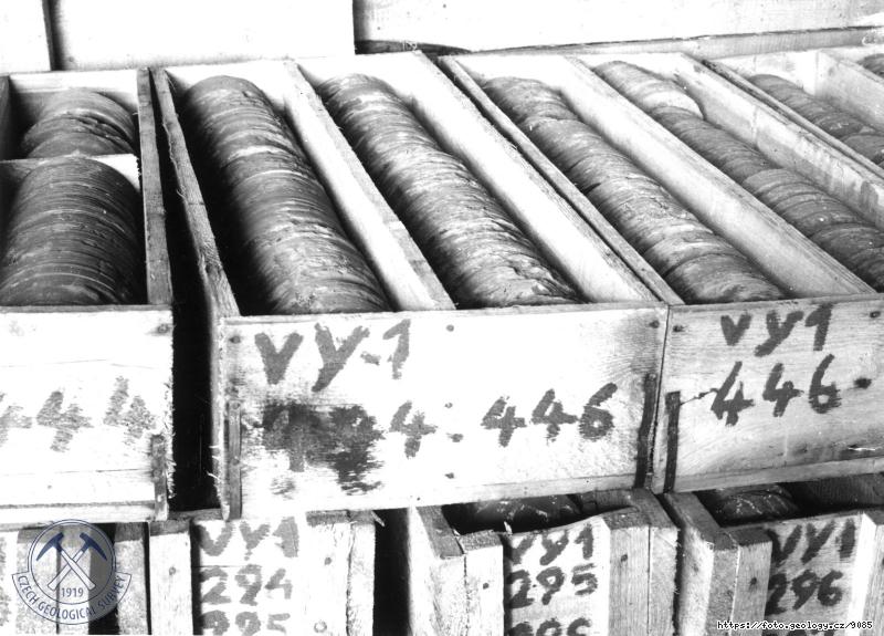 Fotografie : Ulo�en� jader vrtu VY-1., V�estary u Hradce Kr�lov�