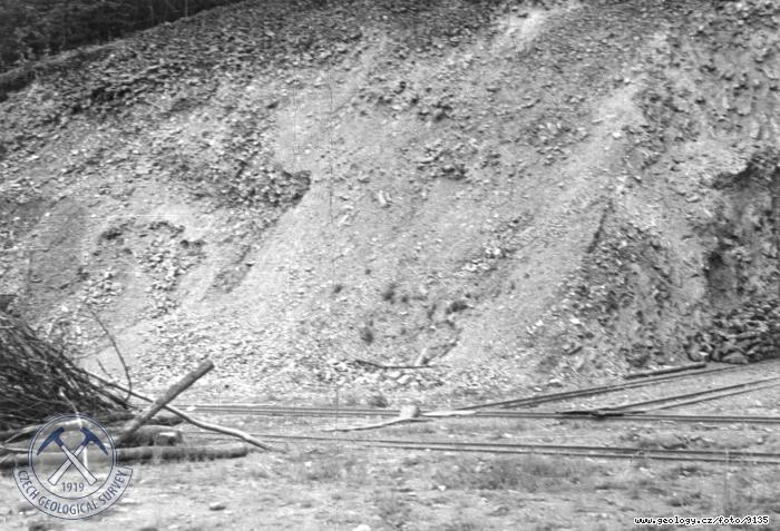 Fotografie : Panorama lomu v nefelitickm basanitu, v tto sti suov kuel z lomk ediovch sloup., Mistrovice