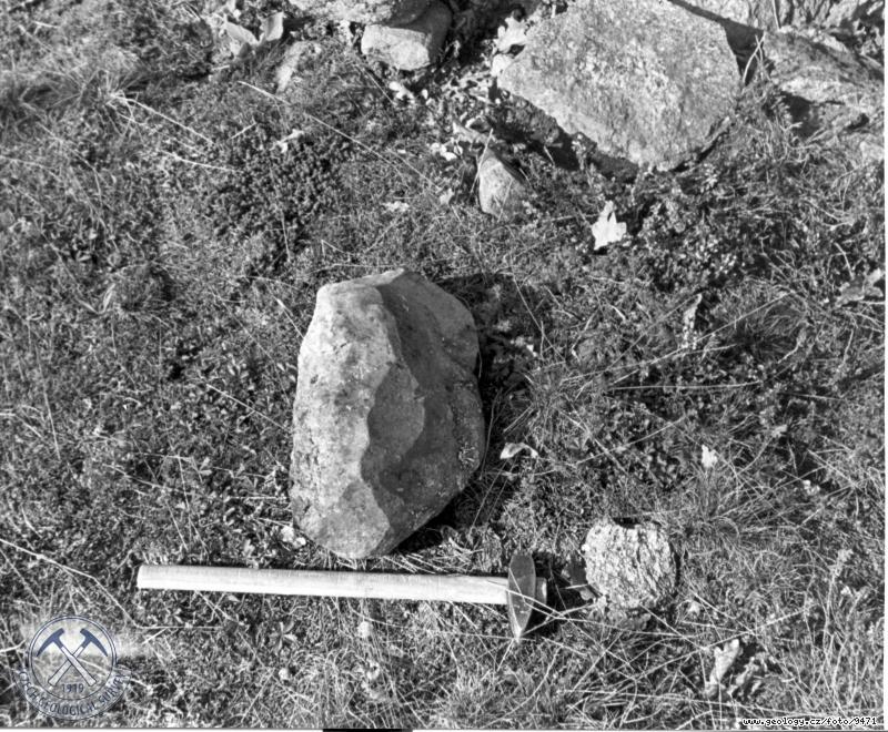 Fotografie : Skupina hranc. Prehistorick sdlit Pikrna na behu eabince, Putim